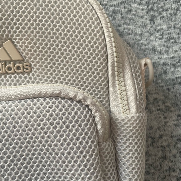 LIKE NEW ADIDAS AIRMESH CONVERTIBLE MINI BACKPACK AND CROSSBODY - Picture 6 of 7